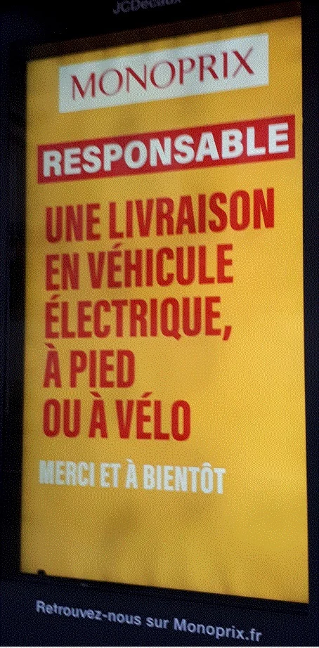 panneau publicitaire sur lequel est inscrit : Monoprix Responsable – Une livraison en véhicule électrique, à pied ou à vélo – Merci et à bientôt ». Au bas de la publicité, est indiqué « Retrouvez-nous sur Monoprix.fr